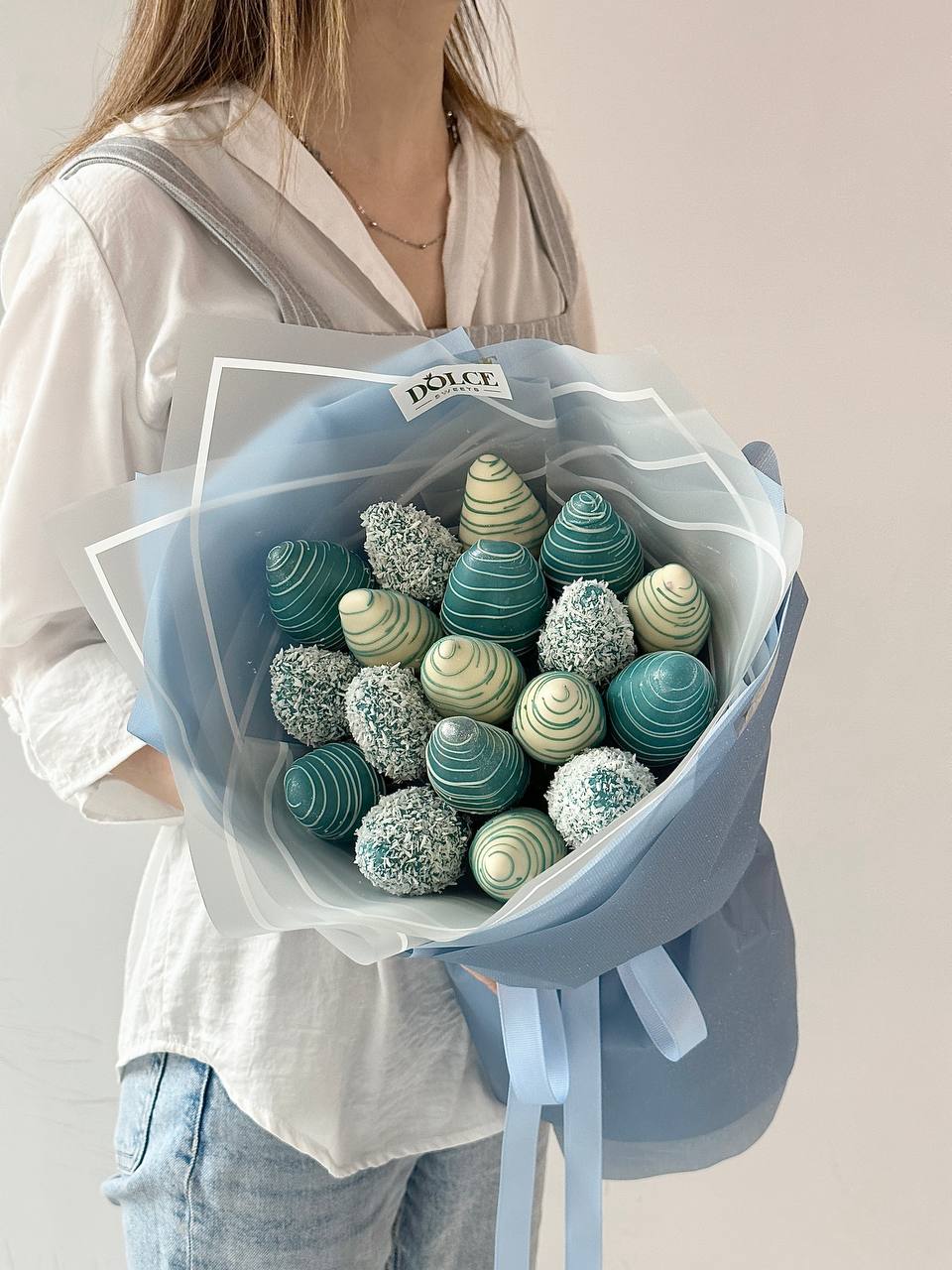 Клубничный букет "Эльза" клубника в голубом и белом итальянском шоколаде