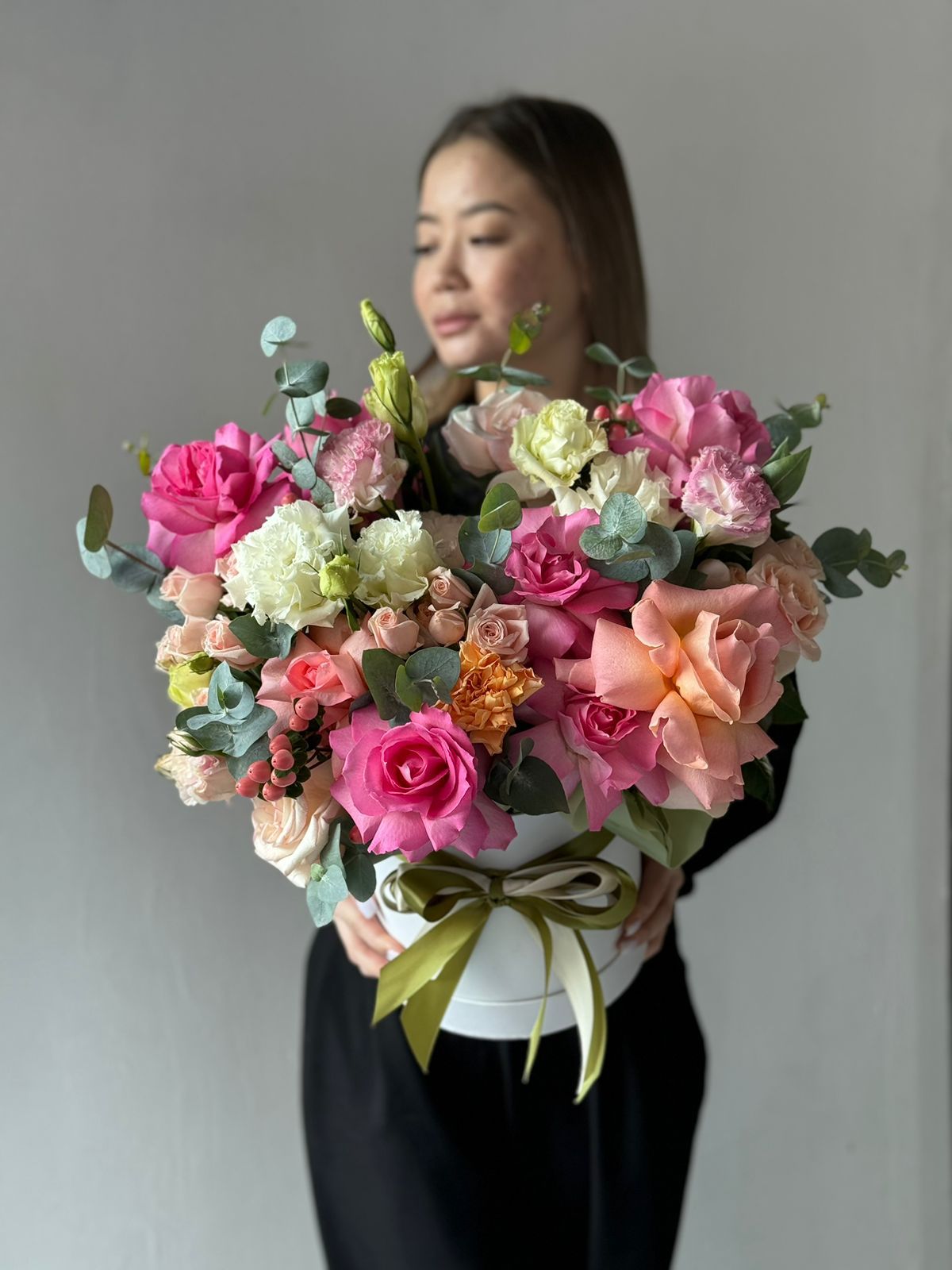 Композиция "Blossom Reverie" из роз, лизиантусов и гипперикума в коробке