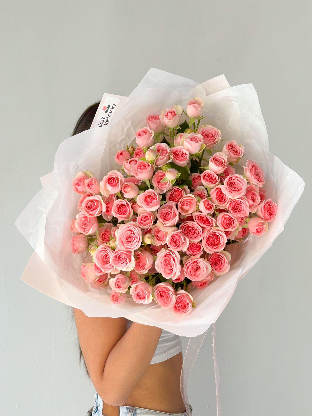 Моно букет из 15 розовых спрей роз