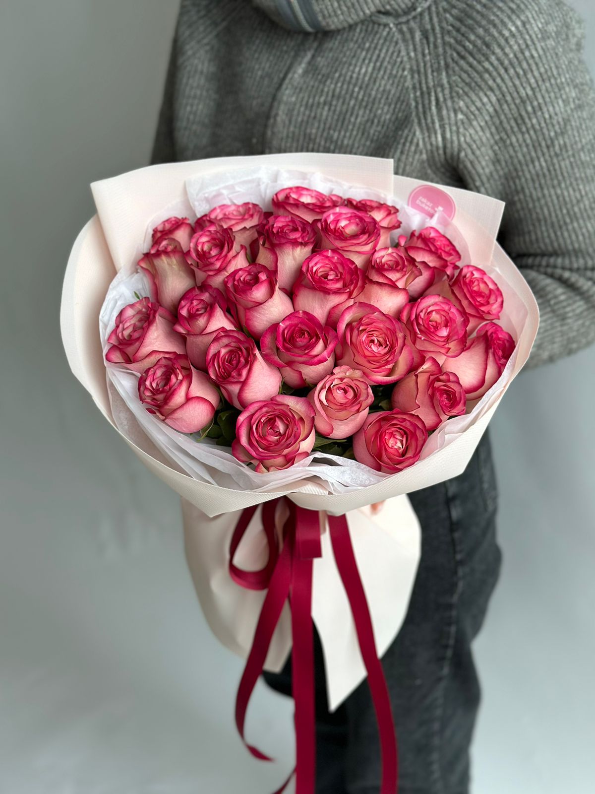 25 ярких розовых роз в оформлении