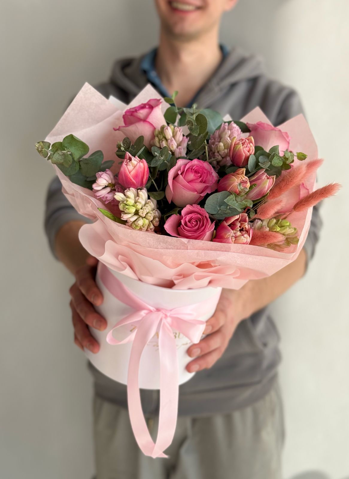 Букет "Мягкий взгляд" из роз, гиацинтов и тюльпанов