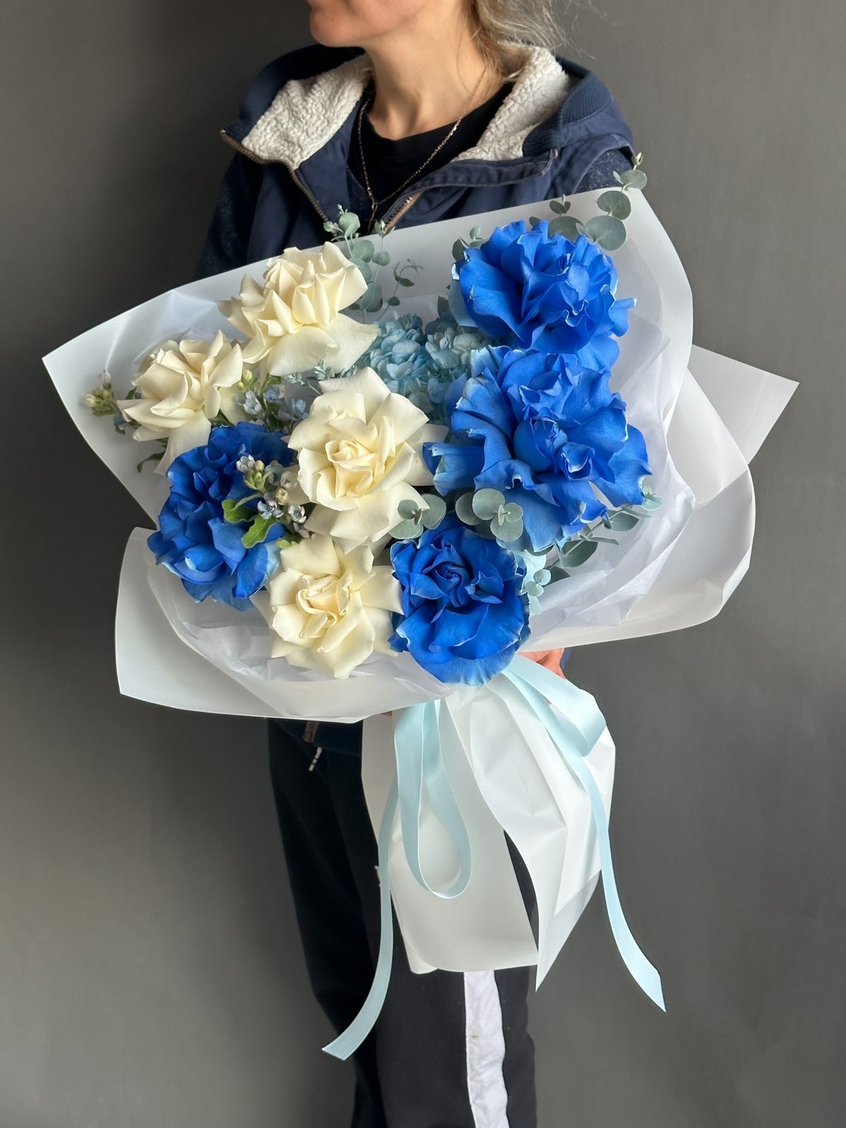 Букет "Лазурное небо" из синих и белых роз с гортензией