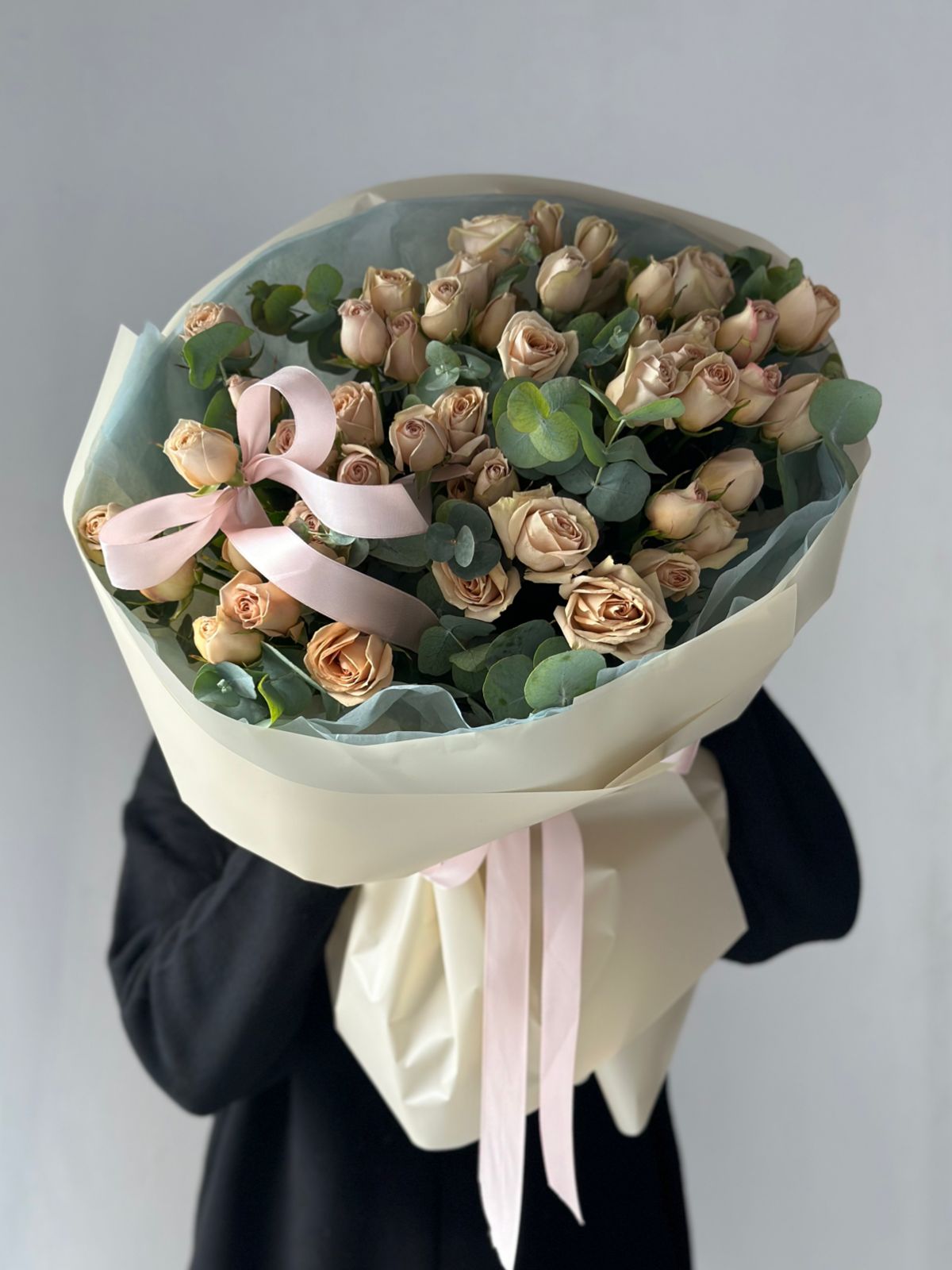 Букет "Yamamoto" из нежных спрей роз и эвкалипта