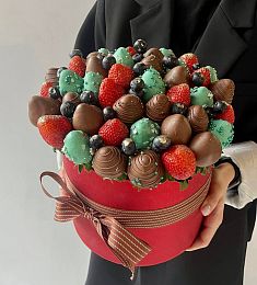 Клубничный бокс "Рождество" с клубникой в шоколаде, голубикой и свежей клубникой