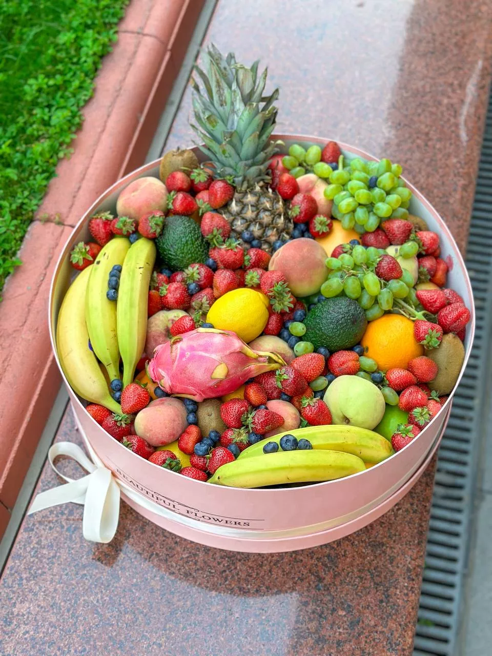 Фруктовая композиция "Fruitella" с тропическими фруктами и ягодами