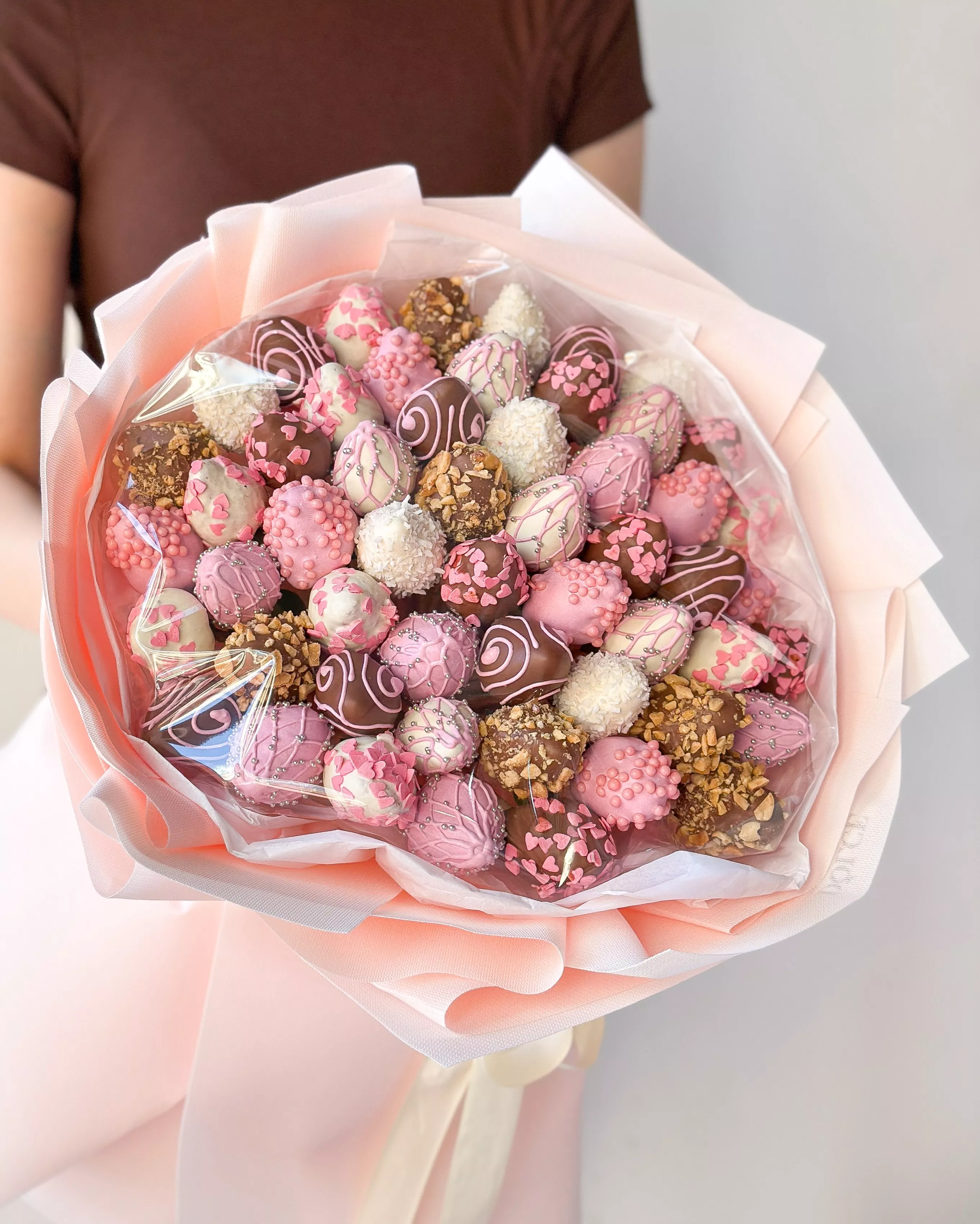 Клубничный букет "Гламур" L из клубники в итальянском розовом, белом и молочном шоколаде шоколаде