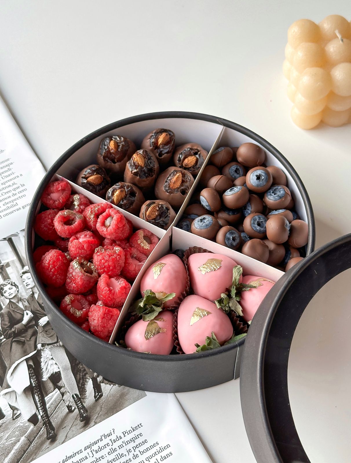 Фруктовый бокс "Амадеус" набор из клубники, голубики и фиников в шоколаде и свежей малины