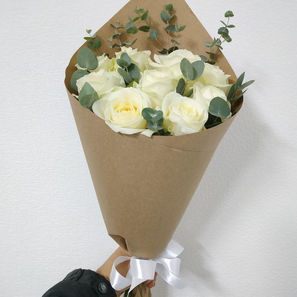 Букет из 9 белых роз "Avalanche" в минималистичном оформлеении.