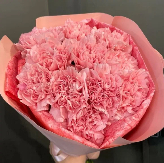 Букет из 11 ярких розовых гвоздик  в лаконичном оформлении