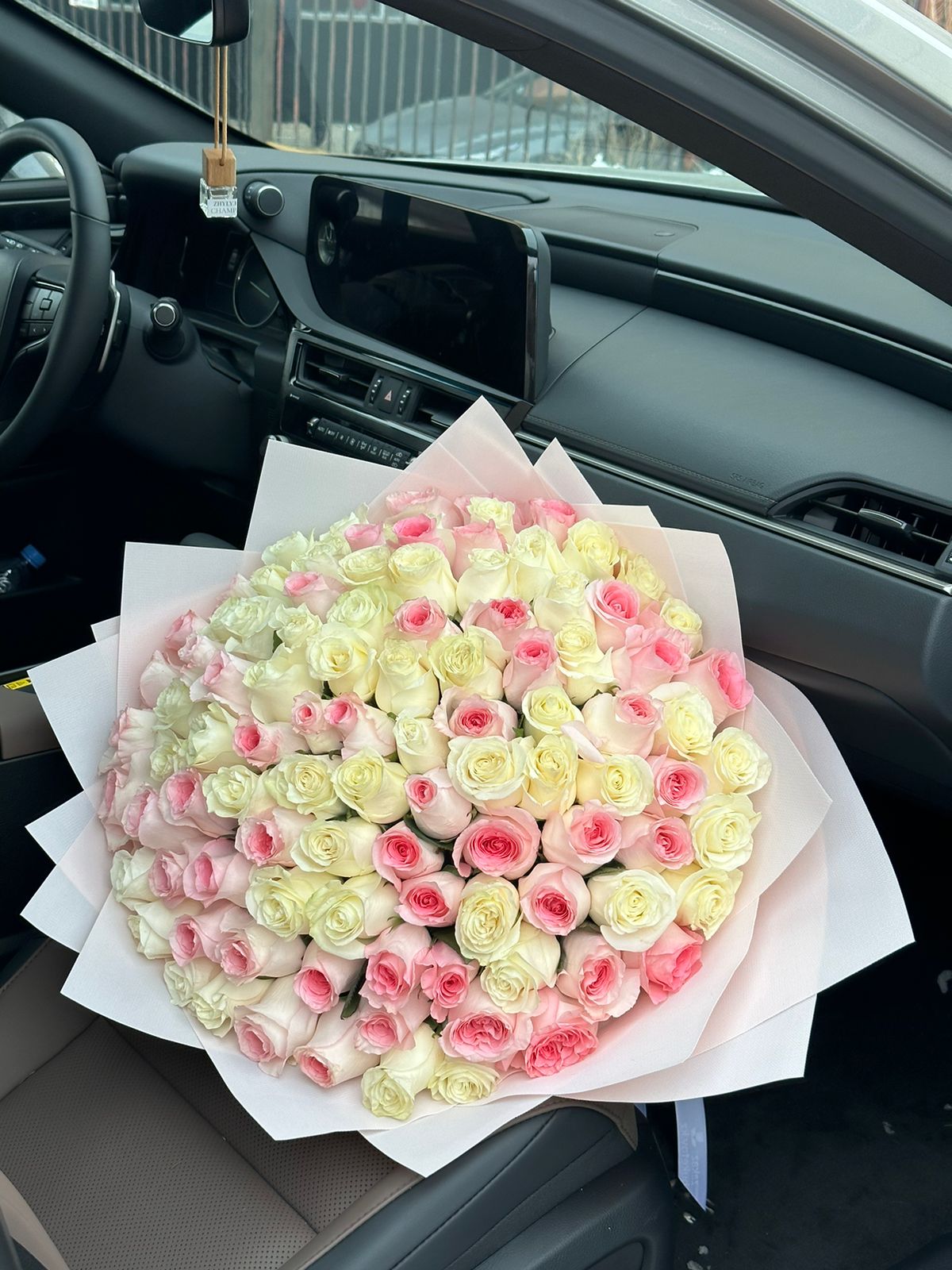 Букет из 101 белой и розовой розы