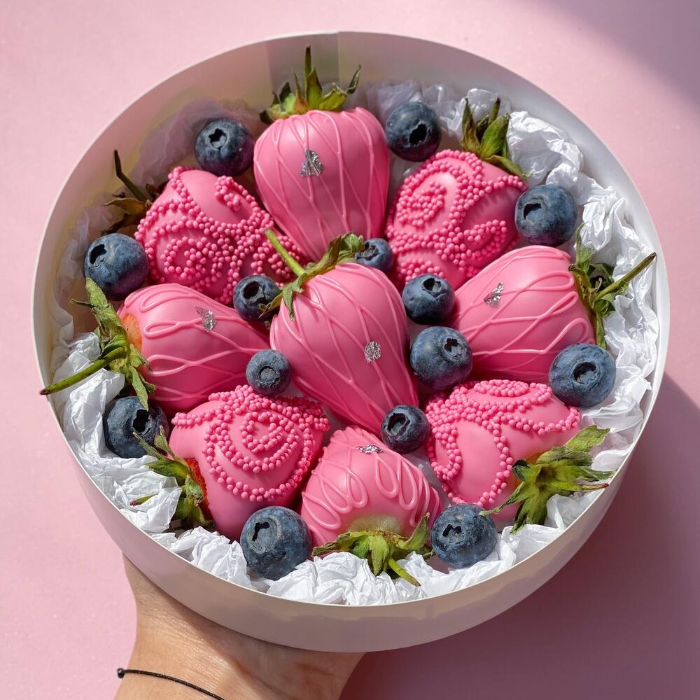 Клубничный бокс "Eloisa" в розовом итальянском шоколаде со свежими ягодами голубики
