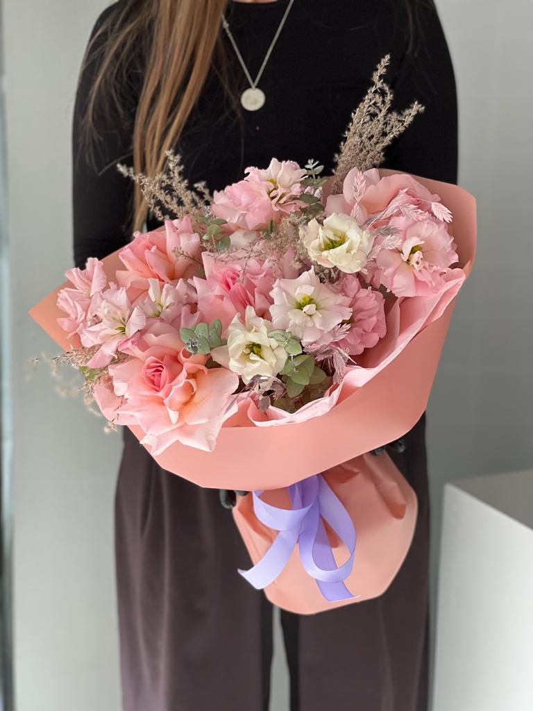 Букет «Эстель» из роз, лизиантусов и сухоцветов