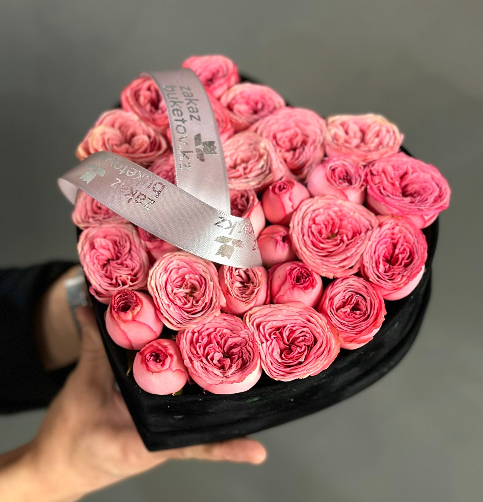 Композиция "Aveline" из пионовидных спрей роз в коробке