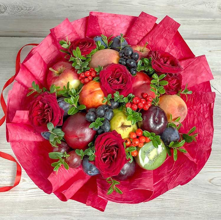 Букет из фруктов и цветов "Первый Танец"