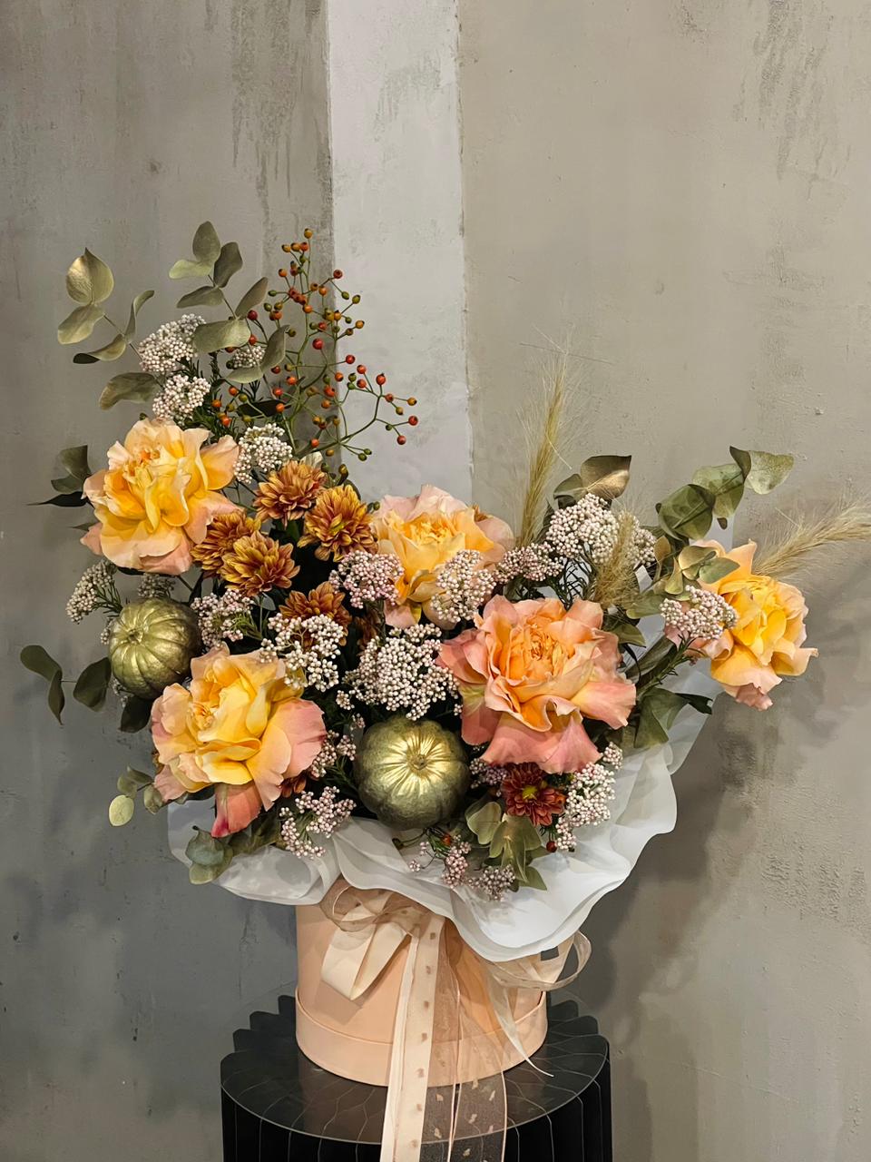 Композиция "Декаданс" из роз, хризантем и сухоцветов в осеннем оформлении