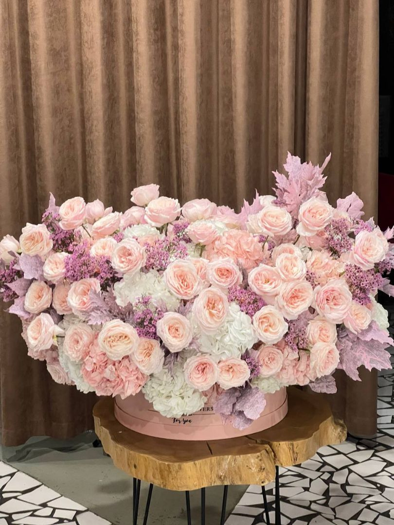 Букет "Пурпурный сад" самый роскошный букет из пионовидных роз и гортензий