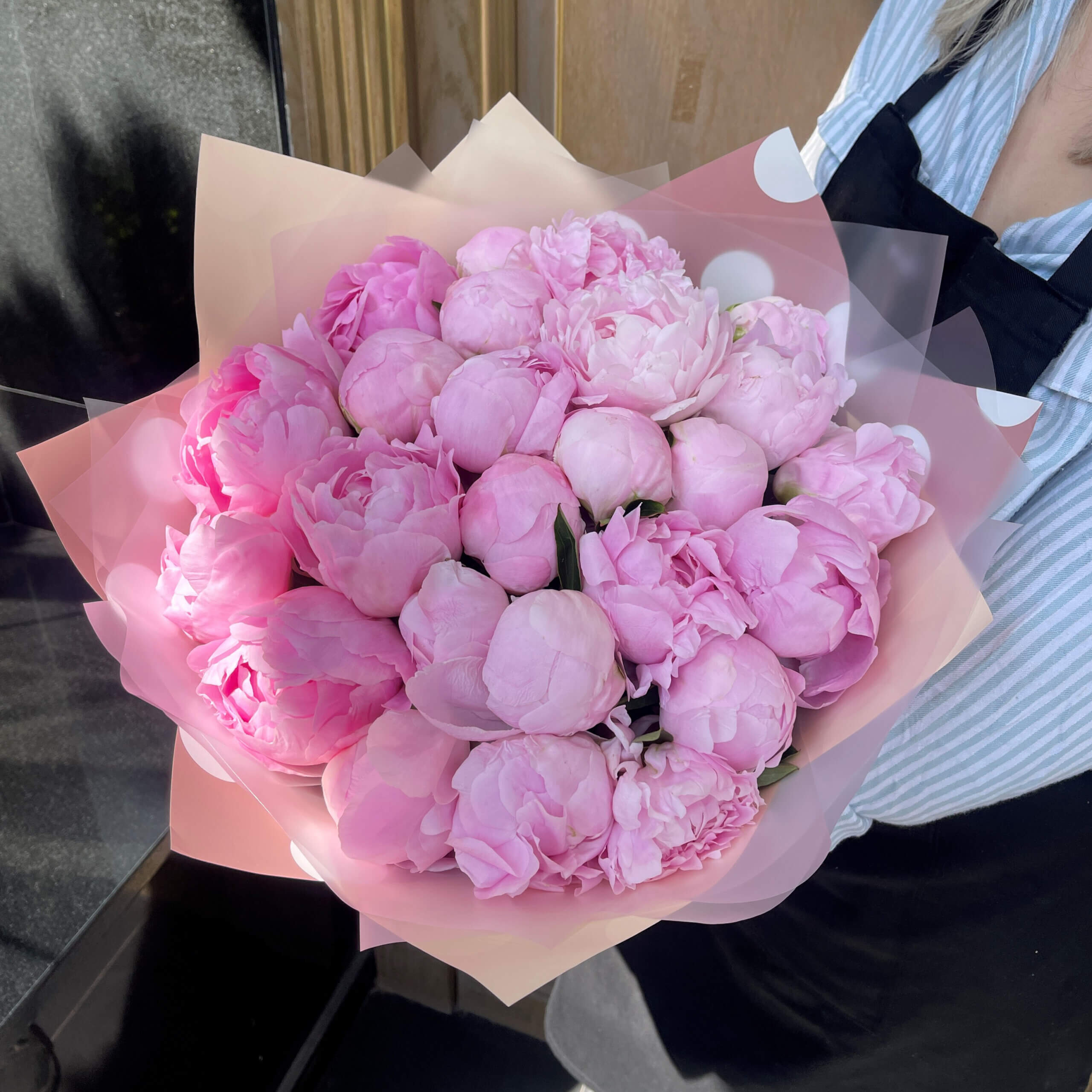 Букет из 25 нежных розовых пионов в оформлении