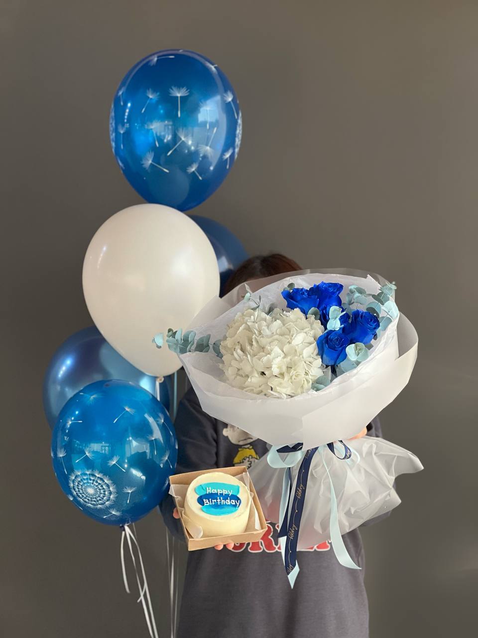 Сет "Колибри" букет гортензии с синими розами, воздушных шариков и бенто-тортика