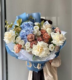 Букет "Unbelievable" из роз, гортензий, лизиантусов и гвоздик