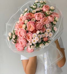 Букет "Нинель" из астры и пионовидных спрей роз