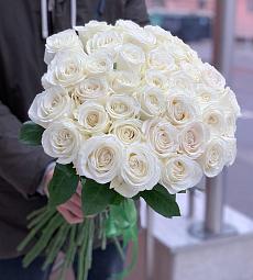 45 белых голландских роз