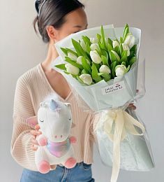 Сет "Блики весны" букет тюльпанов и игрушка Единорог 