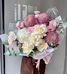 Букет "Endless" из гортензий, хризантем, лизиантусов и роз