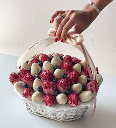Клубничная корзина "Аэлита" клубника в шоколаде и свежая голубика