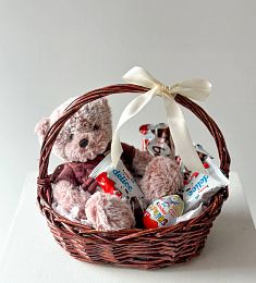 Подарочная корзина "Lovely teddy" игрушечный мишка и сладости