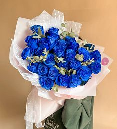 Букет "Сапфир" из синих голландских роз с эвкалиптом
