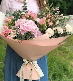 Букет "Весенняя классика" из гортензий, роз и гвоздик 