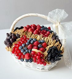 Фруктовая корзина "Витаминная" из свежих ягод и сухофруктов