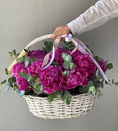 Композиция в корзине "Малиновый сад"