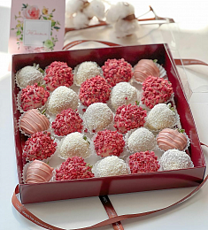 Клубничный бокс "Малинка" клубника в белом и розовом шоколаде