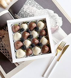 Клубничный бокс "Анабель" клубника в белом и молочном шоколаде