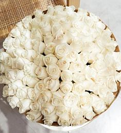 101 белая роза в оформлении