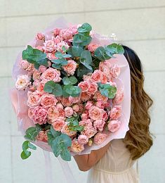 Букет "Джульетта" из пионовидных спрей роз и эвкалипта