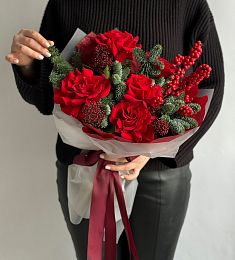 Букет "Красная королева" из роз, нобилиса и илекса