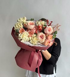 Композиция "Экзотическая страсть" из гортензий, роз, эвкалипта и илекса 