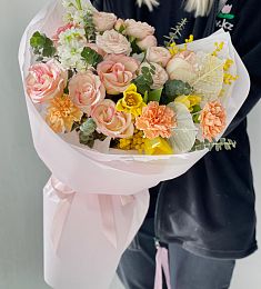 Весенний букет "Wei" с богатым цветочным составом