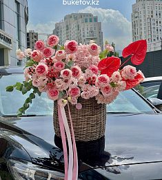 Композиция "Клубничный синнабон" в корзине