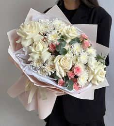 Композиция "Seraphina" из роз, хризантем и эвкалипта