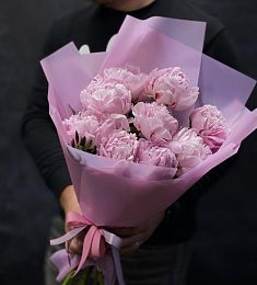 9 пионов с фисташкой в оформлении