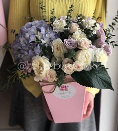 Композиция в коробке "Валери" из гортензий, гвоздик и роз