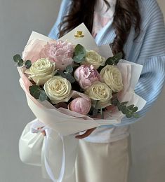 Букет "Адонис" S из пионов и роз