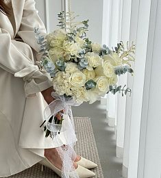 Свадебный букет невесты "Серсея" из роз, лизиантусов и гвоздики
