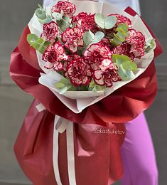 Букет "Twinkling" из гвоздик и эвкалипта 