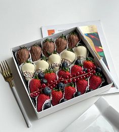 Клубничный бокс "Каролина" клубника в молочном шоколаде и свежая ягода