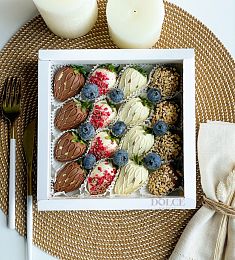 Клубничный бокс "Делиш" клубника в молочном и белом шоколаде с ягодами голубики