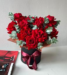 Композиция "Тайна Цветущей Ночи" из 11 красных роз с эвкалиптом